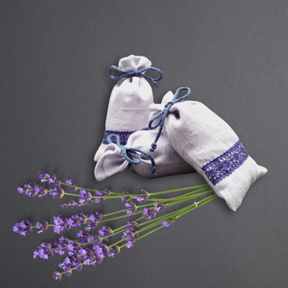 Lavandas ziedi lina maisiņā – 10 g (mazais) | violetais ar mežģīni